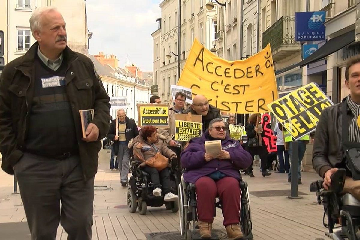 La Marche des oublies lors dans les rues d Angers et d une manifestation sur l accessibilite le 28 mars 2017