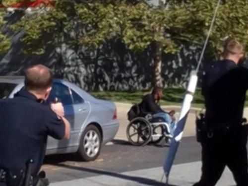 Un noir en fauteuil americain tue par des policiers