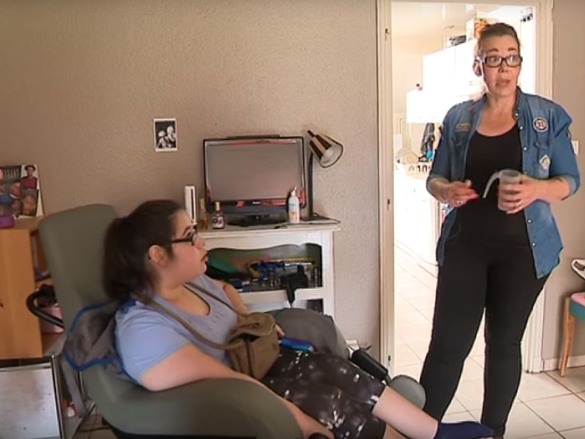 Sophie, maman d’une adolescente lourdement handicapée crie au scandale après les nouvelles mesures gouvernementales concernant les logements pour handicapés.