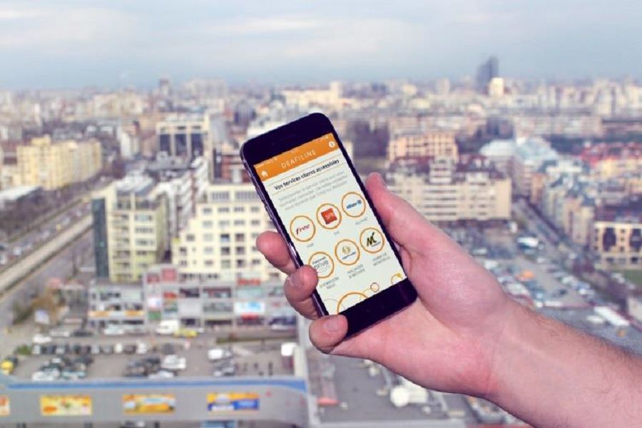 Un telephone mobilie affichant la nouvelle application DeafiLine Mobile