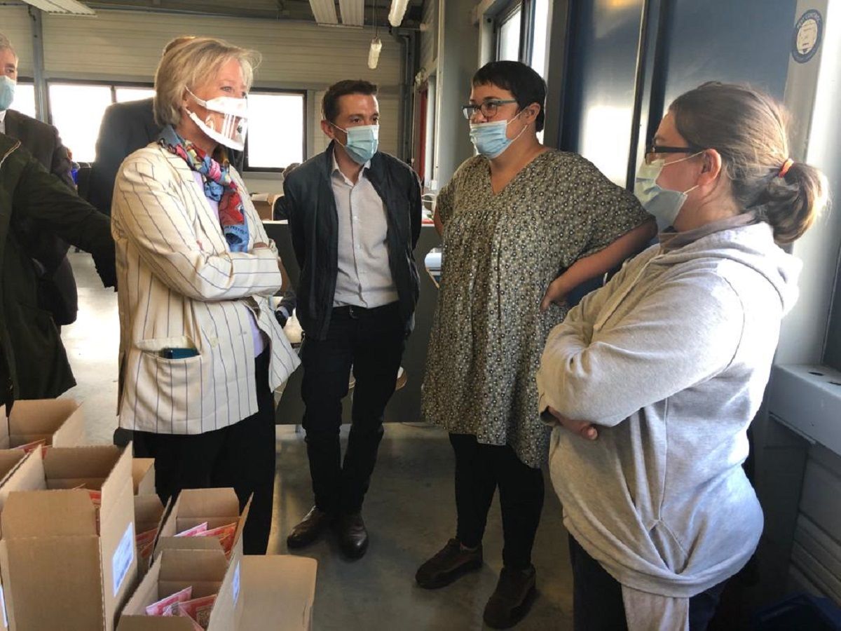 Sophie CLUZEL lors dune visite à ESAT le Marlonges de l'ADEI de Charente-Maritime le 15 octobre 2020 6638c