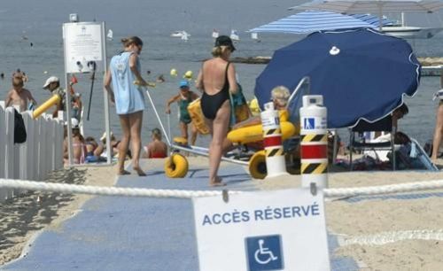 plage-reserve-avec-le-logo-handicap-moteur-alpe-maritime