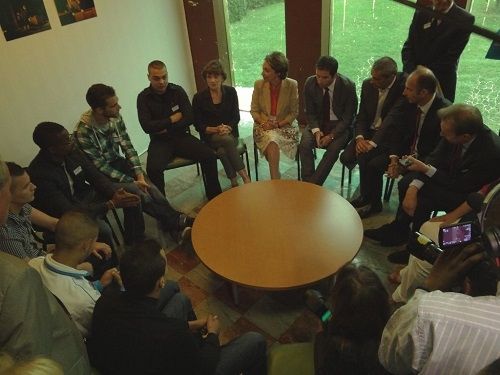 les ministre avec des jeunes emploi avenir lors de la signature de la convention