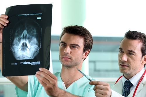 visite-medicale-dans-le-cabinet-d-un-medecin