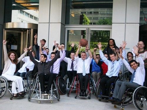 Journ&eacute;e &eacute;galit&eacute; des chance le 3 juin 2010, Journ&eacute;e de sensibilisation interne qui s'est d&eacute;roul&eacute;e dans les locaux de la CGI partout en France en pr&eacute;sence des collaborateurs qui ont particip&eacute; aux manifestations pr&eacute;vues, dont le basket en fauteuil. avec en arri&egrave;re plan le sportif Ryad Salam