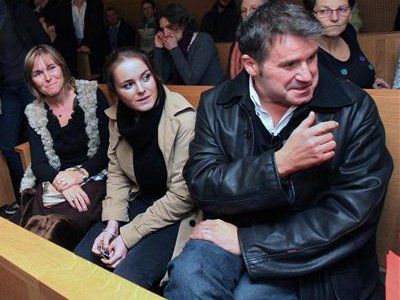PAUL François entouré de sa famille lors du procès a Lyon face au géant américain des pesticides Monsanto©FHI