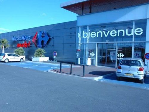 Facade dun centre commerciale carrefour en France