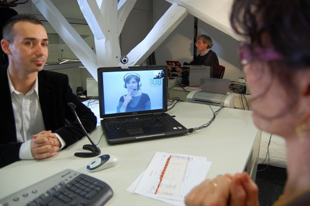 un homme en situation de handicap auditif lors d'un entretien avec le système Visio ea16c