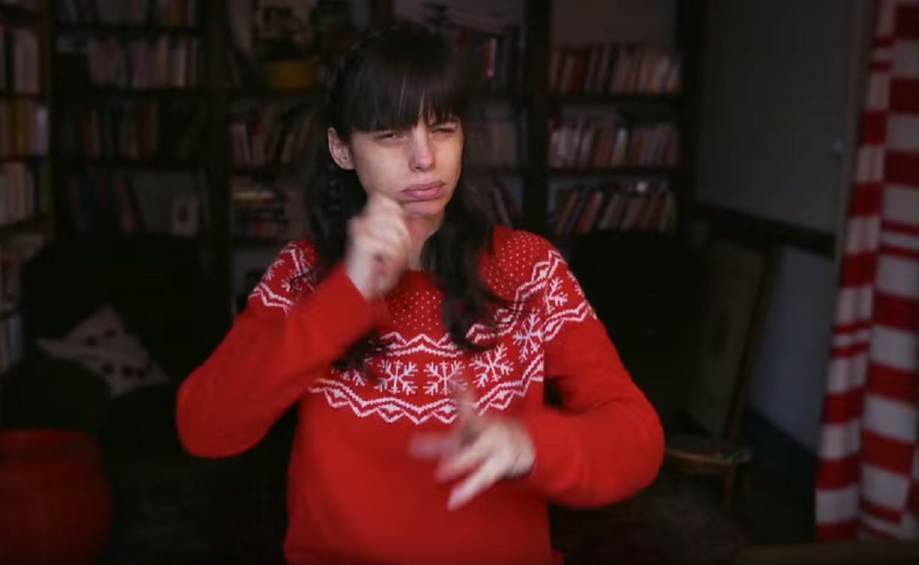 Laetitia CARTON parlant en langue des signes a Vincent son ami decede dans la bande d annonce
