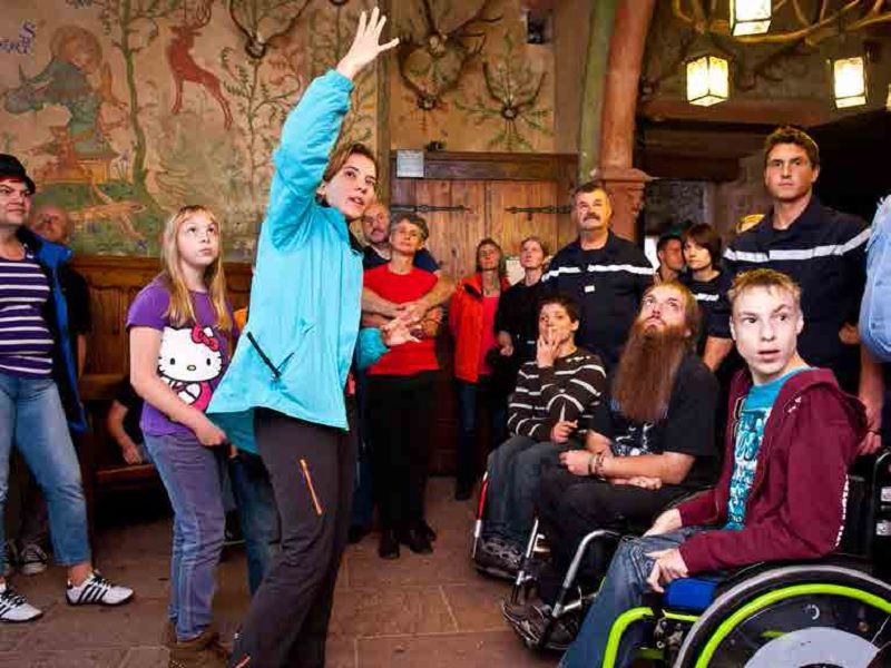 Des adolescents en situation de handicap physique visitant l interieur chateau