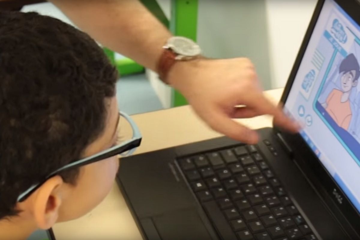 Un jeune garcon en apprentissage pour ses deplacement avec Objectif Mobilite