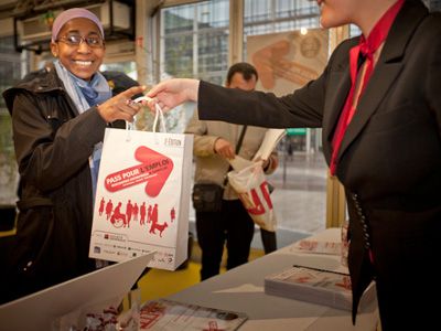 Chaque participant reçoit a l’entrée un sac avec un guide du forum et son pass pour l'emploi