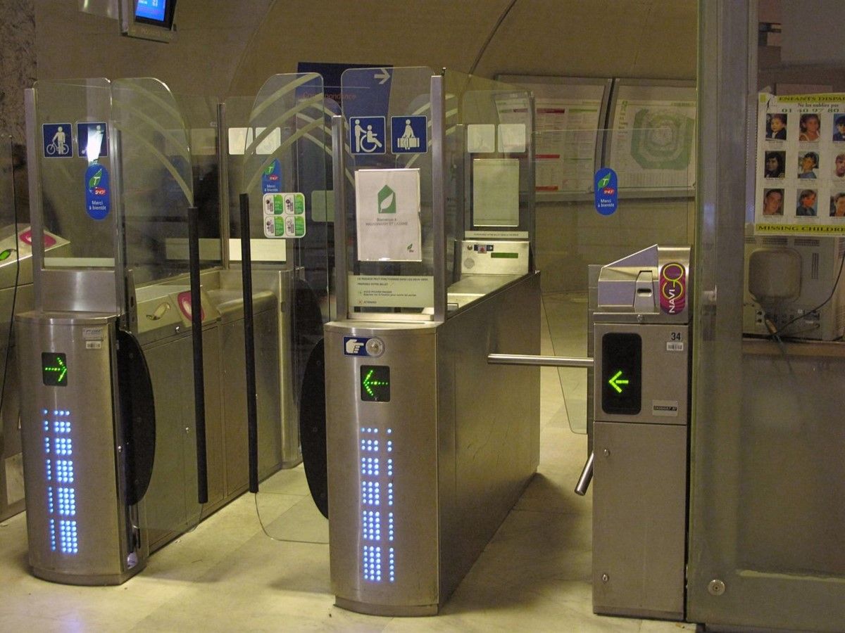 Portillon du metro parisien pour personne handicapee Station de metro Haussmann Saint Lazare