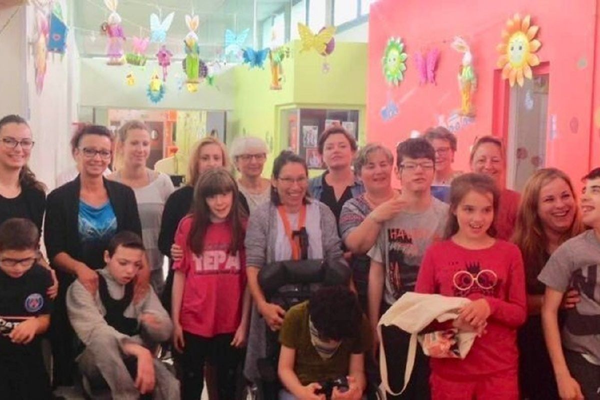 Les auteurs de la pétition entouré par des enfants et jeunes adultes en situation de handicap 769e8