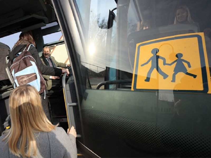 Une eleves montant dans bus scolaire a Cergy en Ile-de-France