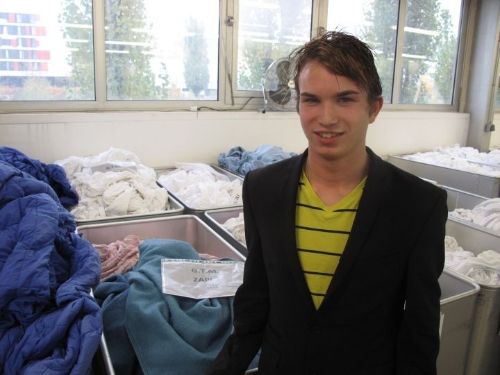 Gael &acirc;g&eacute; de 19 ans au sein de la blanchisserie ou il va occuper un premier dans le cadre d'un emploi d'avenir