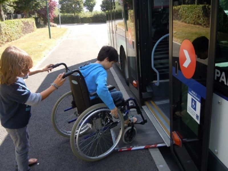 Un enfant en fauteuil montant dans un bus sur le reseau des transports en ile de France